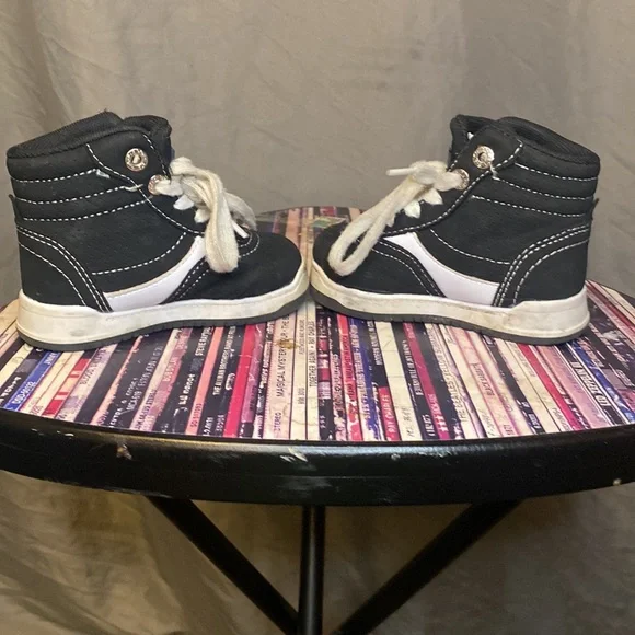 Levi’s High Top Shoes - Picture 5 of 7